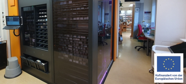 Abgebildet ist der Kommssionierautomat in der Fröbel-Apotheke Spremberg, mit die EU-Förderung